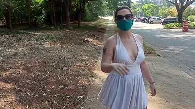 പൊതു നഗ്നത: റഷ്യയിൽ നിന്നുള്ള ഒരു പെൺകുട്ടി റിയോ ഡി ജനീറോയിലെ തെരുവുകളിൽ തന്റെ വസ്ത്രങ്ങൾ അഴിക്കാൻ ശ്രമിക്കുന്നു. അവൾ ഏതാണ്ട് അറസ്റ്റിലായി.